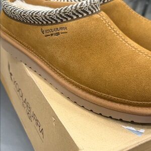 Koolaburra Women's Tan Suede Flats